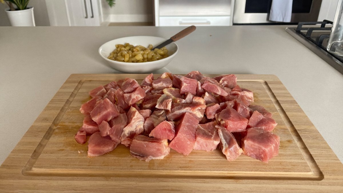 Frisches rohes Fleisch wird f&uuml;r die BARF-Ration einer Katze vorbereitet